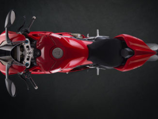 Studioaufnahme einer roten Ducati Panigale V4 S des Modelljahres 2018 von oben.