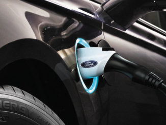 Ladevorgang bei einem Ford Fusion Energi mit Ford Logo auf dem Ladestecker