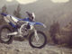 Yamaha Enduro WR250F steht im Gelände