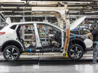 Montage eines weißen Qashqai im Nissan-Werk.