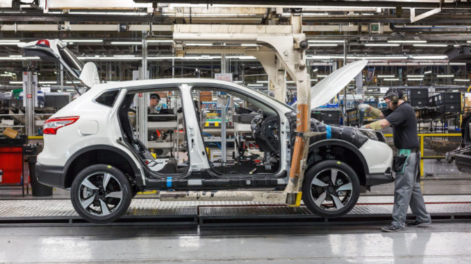 Montage eines weißen Qashqai im Nissan-Werk.