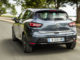 Heckaufnahme eines grauen Renault Clio des Modelljahres 2016 mit hoher Geschwindigkeit.