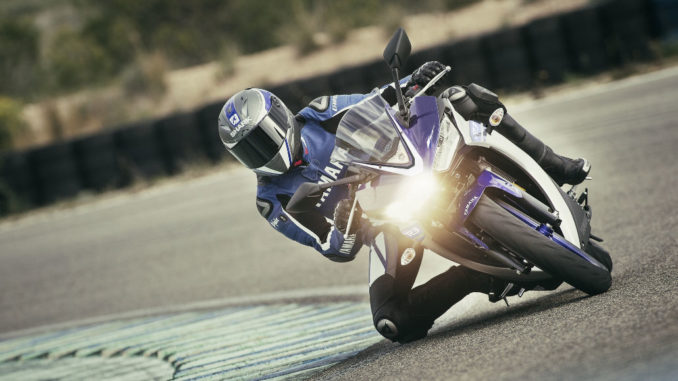 Kurvenfahrt mit dem Sportbike Yamaha YZF-R3, Modelljahr 2016
