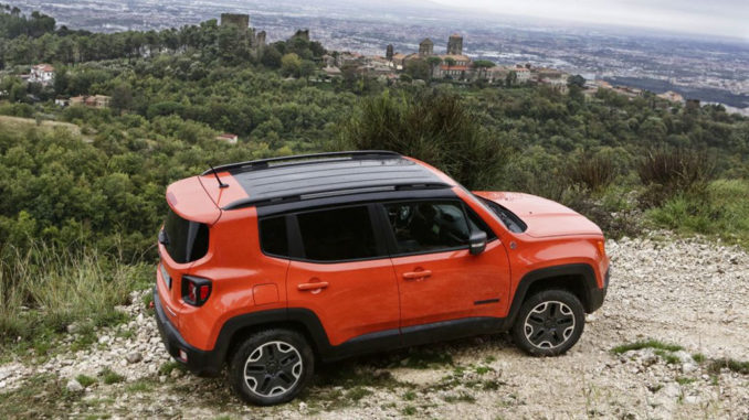 Ein Jeep Renegade in Orange im Gelände