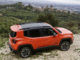 Ein Jeep Renegade in Orange im Gelände