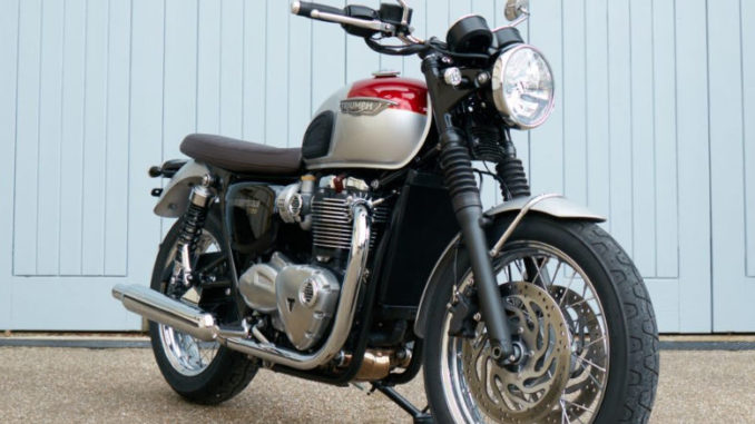 Naked Bike Triumph Bonneville vor hellblauen Garagentoren