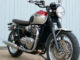 Naked Bike Triumph Bonneville vor hellblauen Garagentoren