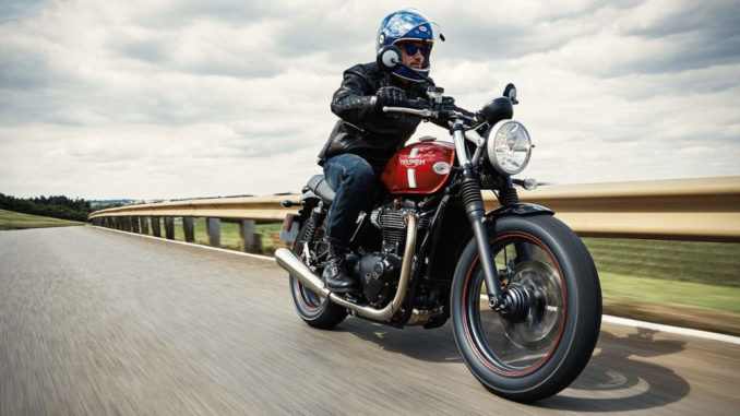 Fahraufnahme einer roten Triumph Street Twin