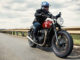 Fahraufnahme einer roten Triumph Street Twin