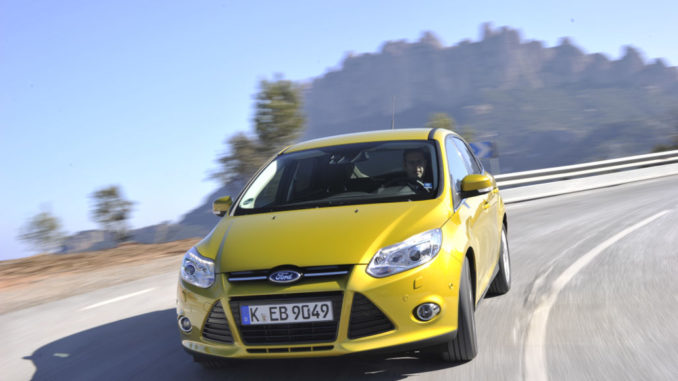 Kurvenfahrt eines gelben Ford Focus, Modelljahr 2012