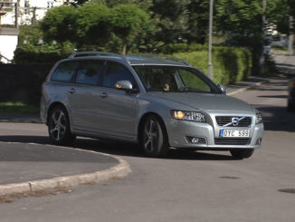 Kurvenfahrt eines silbernen Volvo V50, Modelljahr 2012.