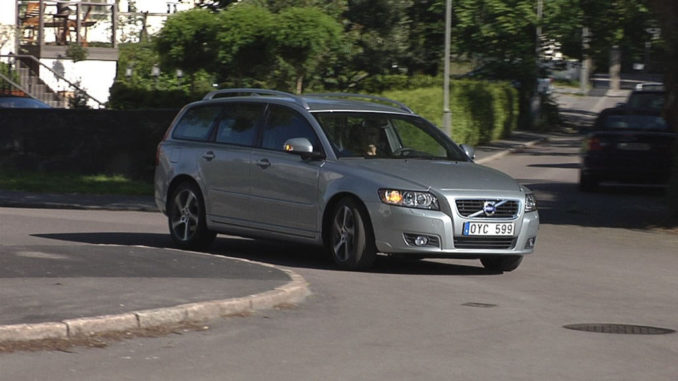 Kurvenfahrt eines silbernen Volvo V50, Modelljahr 2012.