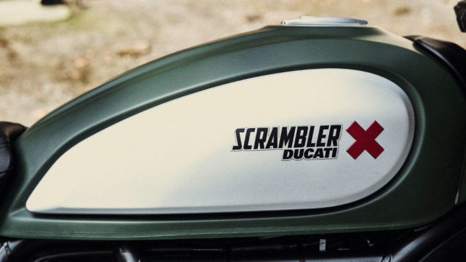 Motorrad-Tank einer Ducati Scrambler.