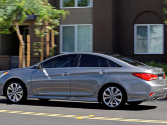 Pkw Hyundai Sonata in Silber auf einer amerikanischen Straße