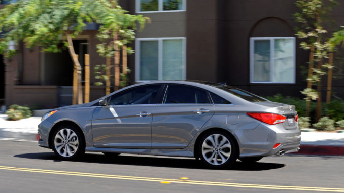 Pkw Hyundai Sonata in Silber auf einer amerikanischen Straße