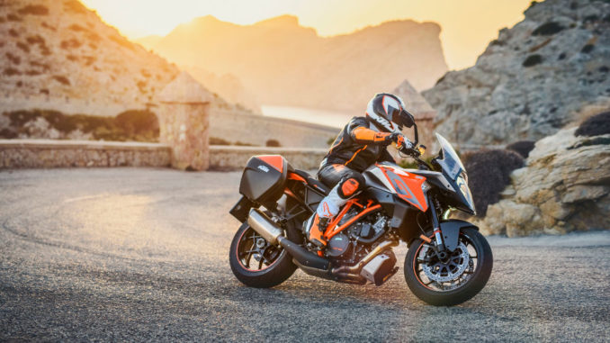 Motorrad KTM 1290 Superduke GT in einer Kurve