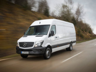 Weißer Transporter Mercedes-Benz Sprinter auf einer Landstraße