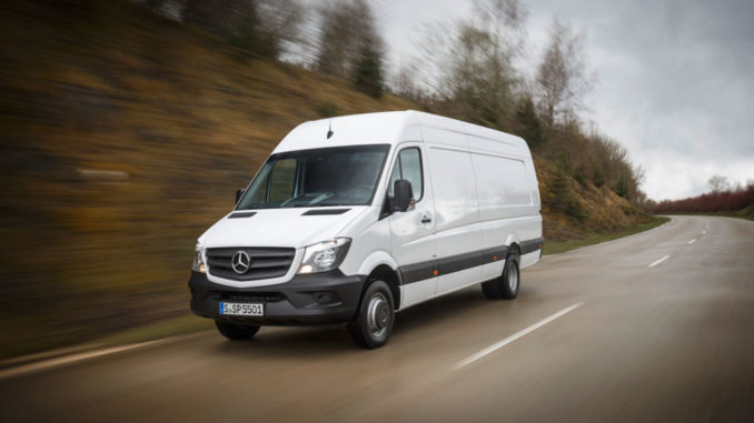 Weißer Transporter Mercedes-Benz Sprinter auf einer Landstraße