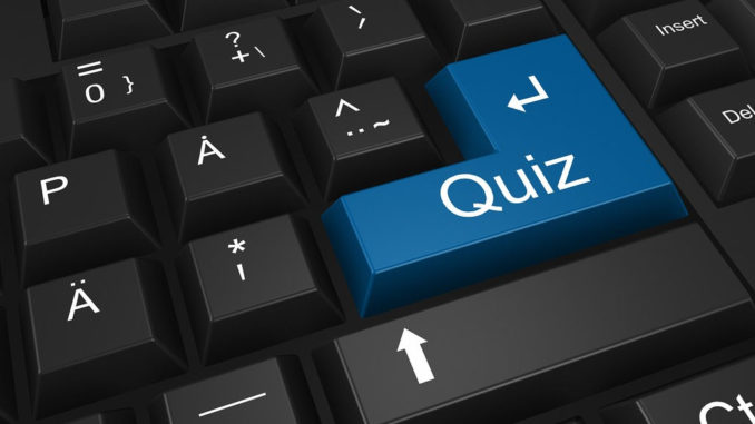 Schwarze Computertastatur, bei der die blaue Enter-Taste mit dem Wort "Quiz" versehen ist.