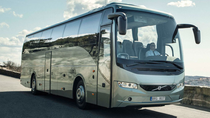 Silberner Reisebus Volvo 9700, Modelljahr 2016, fährt auf einer Landstarße