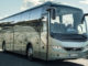 Silberner Reisebus Volvo 9700, Modelljahr 2016, fährt auf einer Landstarße