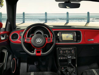 Innenraum des VW Beetle Sondermodells "Design" mit Blick aufs Meer