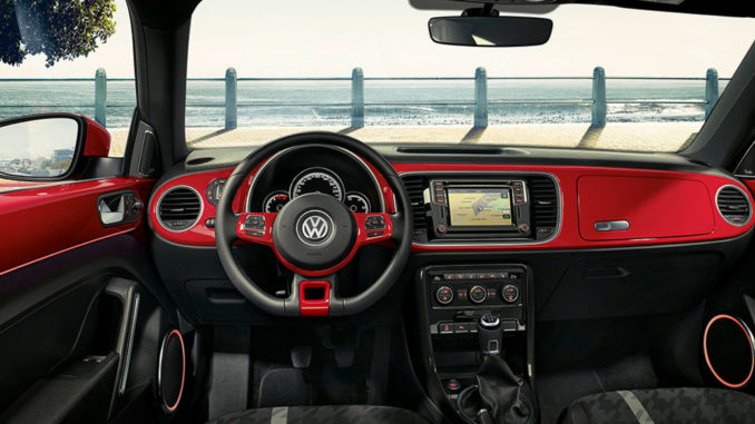 Innenraum des VW Beetle Sondermodells "Design" mit Blick aufs Meer