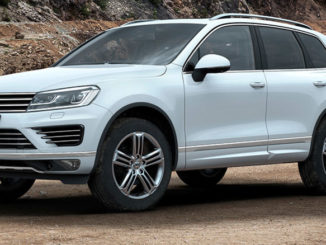 Ein weißer VW Touareg, Modelljahr 2014, steht im Gelände