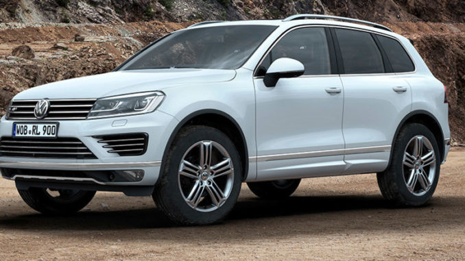 Ein weißer VW Touareg, Modelljahr 2014, steht im Gelände