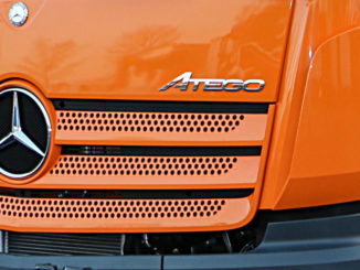 Großaufnahme des Modellschriftzugs auf einem orangenen Mercedes-Benz Atego auf der IFAT 2016.