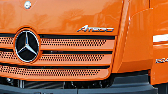 Großaufnahme des Modellschriftzugs auf einem orangenen Mercedes-Benz Atego auf der IFAT 2016.