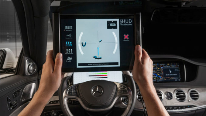Kalibrierung von Head-up Displays (HUD) mit mobilem Endgerät: Auf dem Bildschirm erhält der Mitarbeiter über Pfeile Hinweise, in welche Position er das Tablet bringen muss. Ist diese erreicht, wird automatisch eine Aufnahme über die zweite Kamera ausgelöst und das Bild analysiert. Die abgeleiteten Einstellparameter werden über WLAN via OBD-Schnittstelle an das Steuergerät des HUD gesendet und dieses entsprechend justiert.
