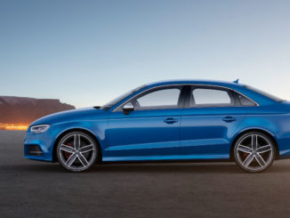 Eine blaue Audi S3 Limousine, fotografiert von der Seite vor einem Abendhimmel.