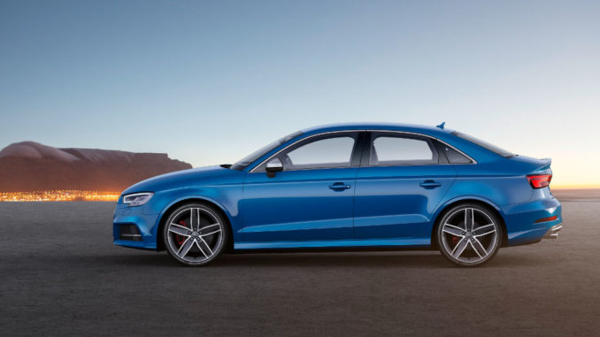 Eine blaue Audi S3 Limousine, fotografiert von der Seite vor einem Abendhimmel.