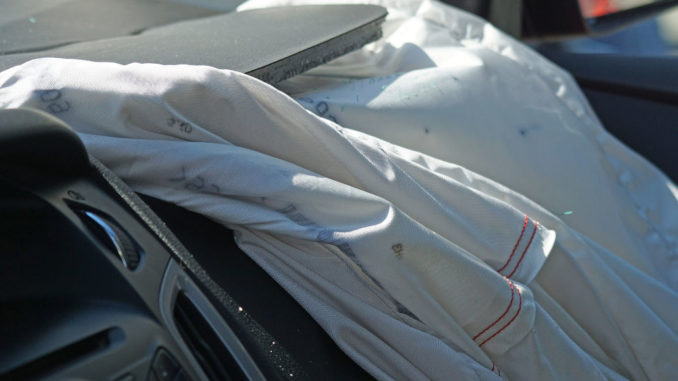 Abbildung eines ausgelösten Beifahrerairbags als Symbolbild für Airbags