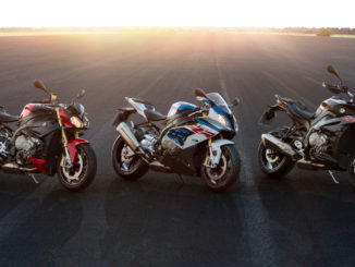 Die drei Motorräder BMW S 1000 R, RR und XR stehen bei Sonnenuntergang auf einer großen Teerfläche.