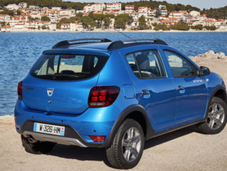 Ein blauer Dacia Sandero Stepway steht auf einem Hafenkai.