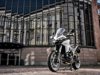 Eine weiße Ducati Multistrada 950 steht vor einem Geschäftshaus.