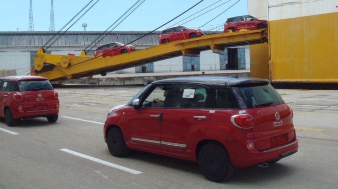 Zahlreiche rote Fiat 500L werden auf ein Schiff gefahren, um sie nach Nordamerika zu exportieren.