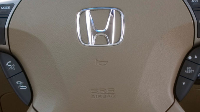 Beiges Lenkrad eine Honda Legend von 2006 mit Logo und Symbol des Airbags und der Hupe.