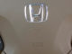 Beiges Lenkrad eine Honda Legend von 2006 mit Logo und Symbol des Airbags und der Hupe.
