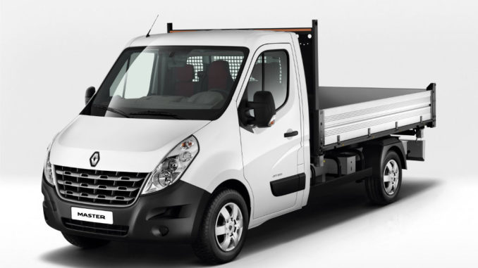 Ein weißer Renault Master mit Pritschenaufbau der Firma Scattolini vor neutralem Hintergrund.