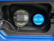 Geöffnete Tankklappe bei einem blauen VW Amarok mit den Einfüllstutzen für Dieselkraftstoff und Adblue.