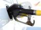 Abbildung einer Zapfpistole beim Betanken eines Fahrzeugs als Symbolbild für Kraftstoffsystem.
