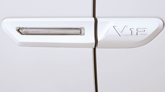Das silberne V12-Logo an der Seite eines weißen BMW 760Li