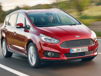 Ein roter Ford S-Max fährt auf einer Landstraße.