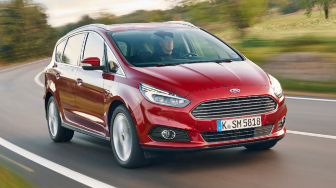 Ein roter Ford S-Max fährt auf einer Landstraße.