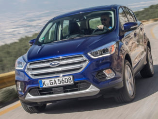 Ein blauer Ford Kuga fährt 2016 auf einer Passstraße.