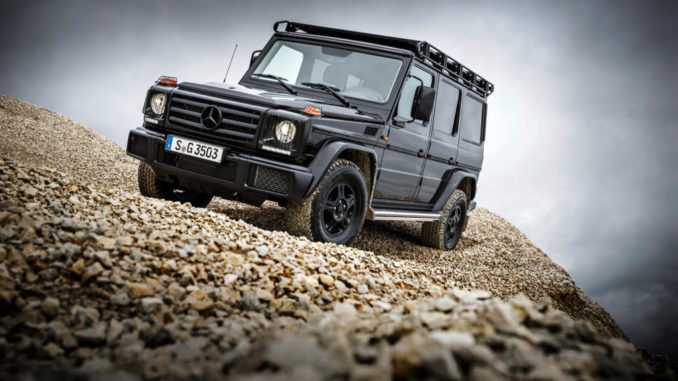 Mercedes-Benz G 350 d Professional; Exterieur: obsidianschwarz; Professional Offroad-Paket, im Schottergelände