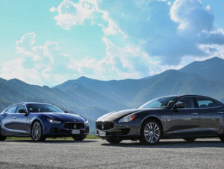 Ein blauer Maserati Ghibli und ein grauer Maserati Quattroporte, Modelljahr 2015, stehen vor einer Bergkulisse.